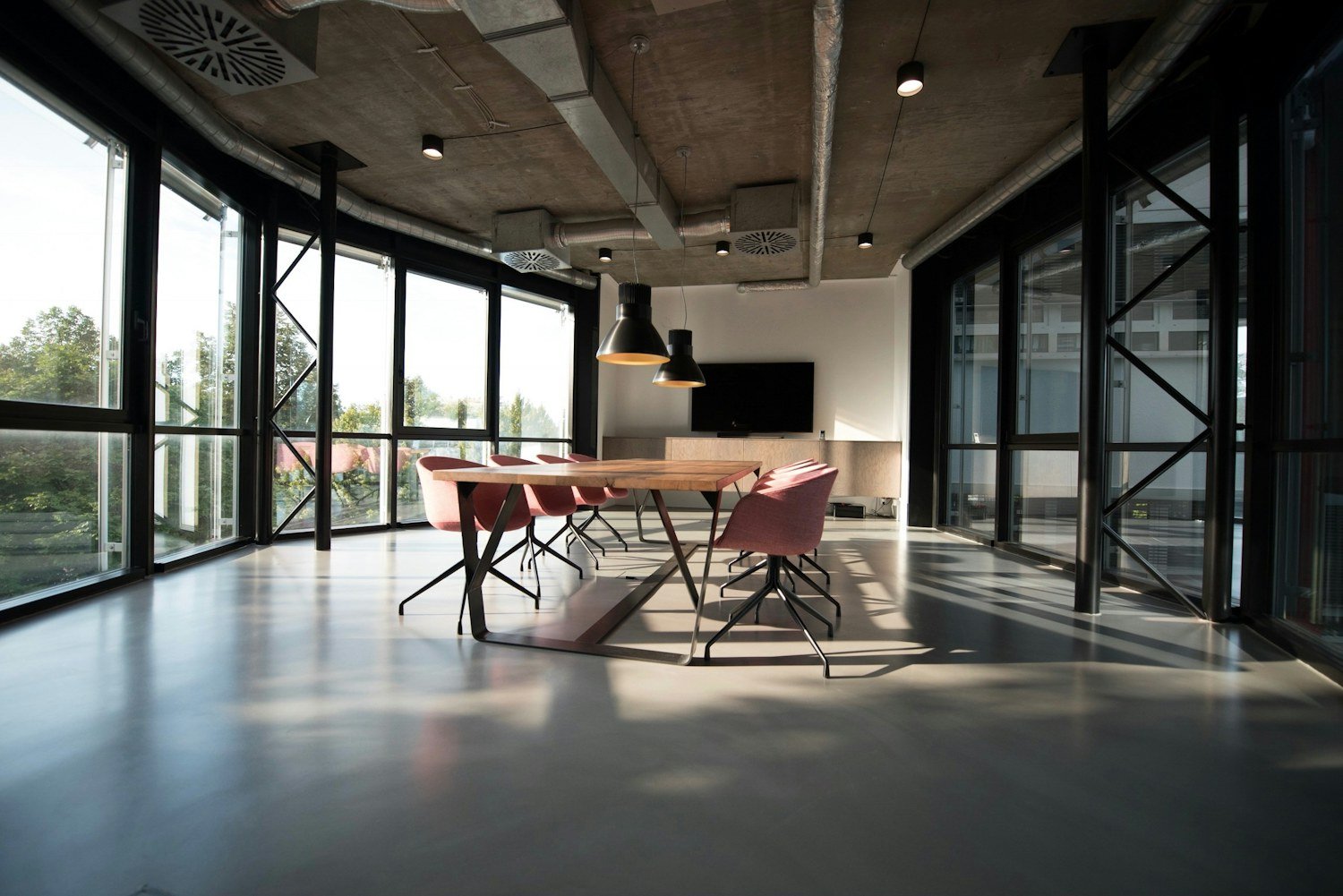 Espacio de trabajo amplio iluminado por ventanas